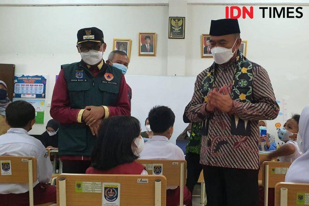 Pelaksanaan vaksinasi anak 6-12 tahun di Depok pada Selasa (14/12/2021). (IDN Times/Dicky)