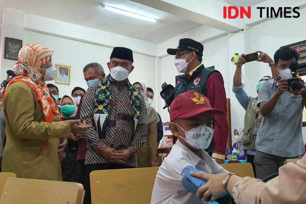 Menko PMK, Muhadjir Effendy mendatangi langsung pelaksanaan vaksinasi anak di SDN Depok 1, Kecamatan Pancoran Mas, Kota Depok. (IDNTimes/Dicky)