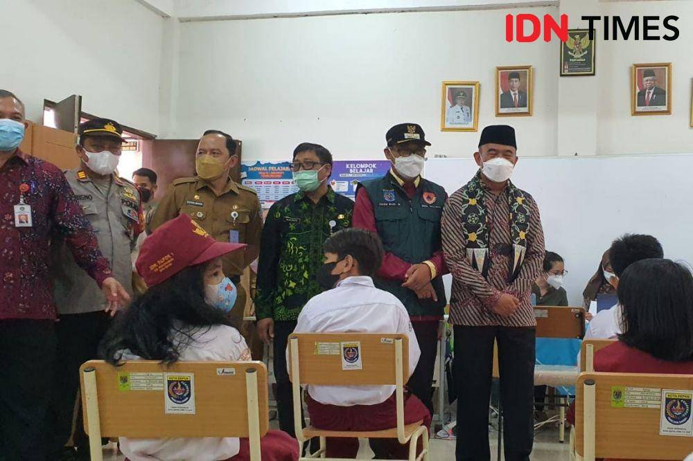 Pelaksanaan vaksinasi anak 6-12 tahun di Depok pada Selasa (14/12/2021). (IDN Times/Dicky)