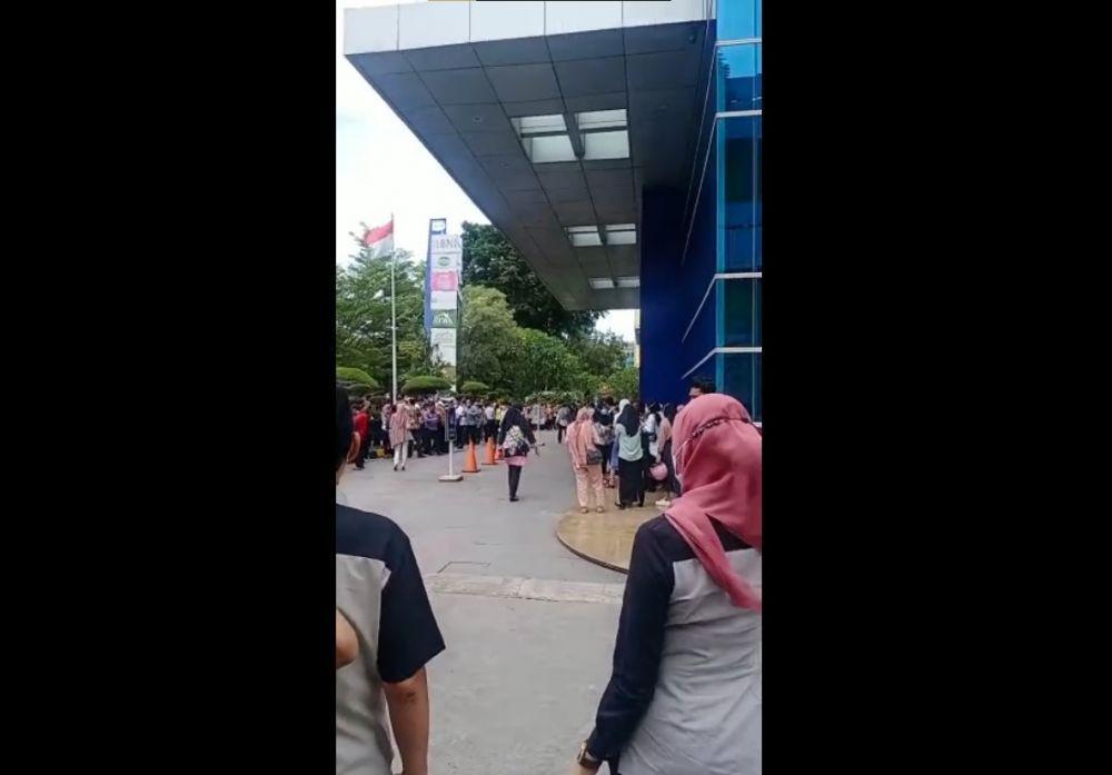 [BREAKING] Warga Panik saat Evakuasi di Menara Bosowa usai Gempa NTT M 7,4