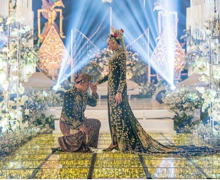 Resepsi pernikahan Nura dan Danang dengan adat Jawa. Instagram.com/delmoraattire
