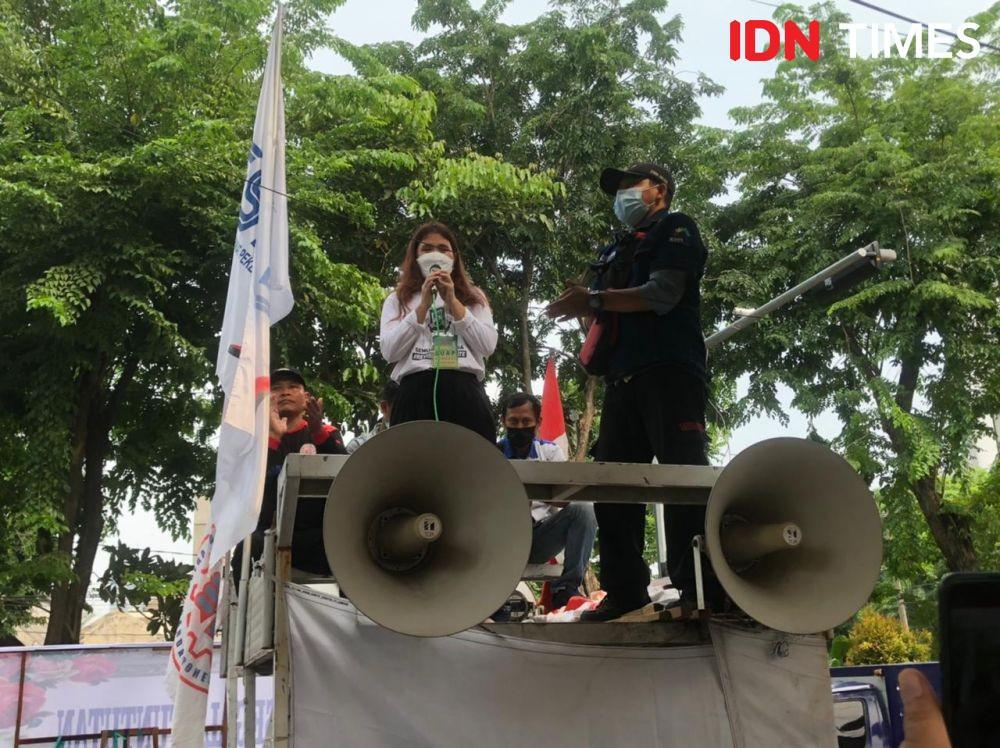 Diputus Tak Bersalah, Stella Orasi Sambil Gemetar