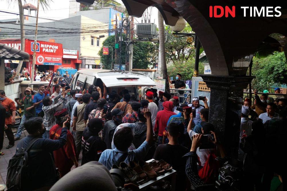 [BREAKING] Jenazah Haji Lulung Disalatkan, Warga Berdesakan di Masjid