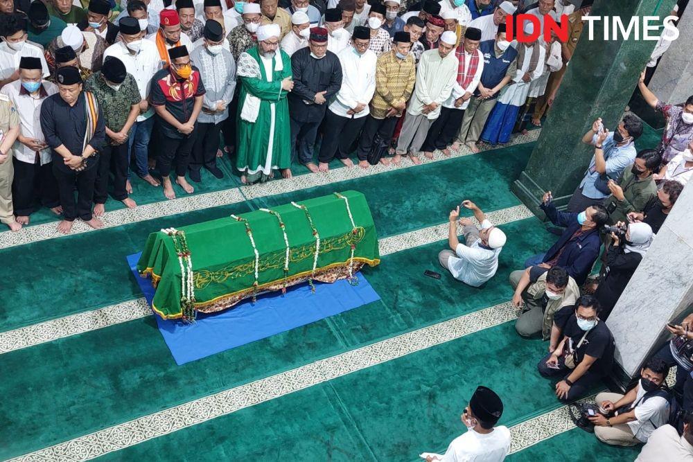 [BREAKING] Gubernur Anies dan Wagub Riza Ikut Salatkan Jenazah Haji Lulung
