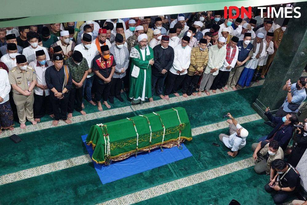 Jenazah alm. Haji Lulung atau Abraham Lunggana disalatkan pada Selasa (14/12/2021). (IDN Times/Uji Sukma Medianti)