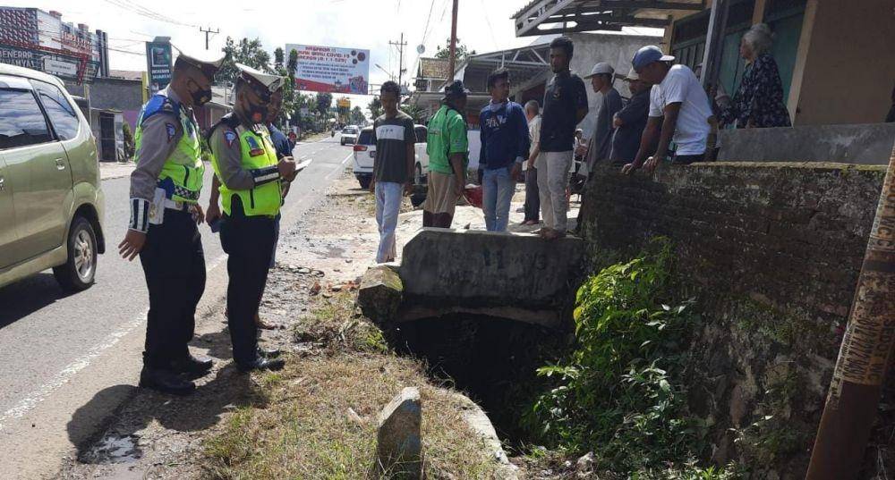 Kecelakaan terjadi di Jalan Lintas Barat (Jalinbar) Pekon Gisting Atas, Kecamatan Gisting Kabupaten Tanggamus, Selasa (15/12/2021). (Dok Polres Tanggamus).