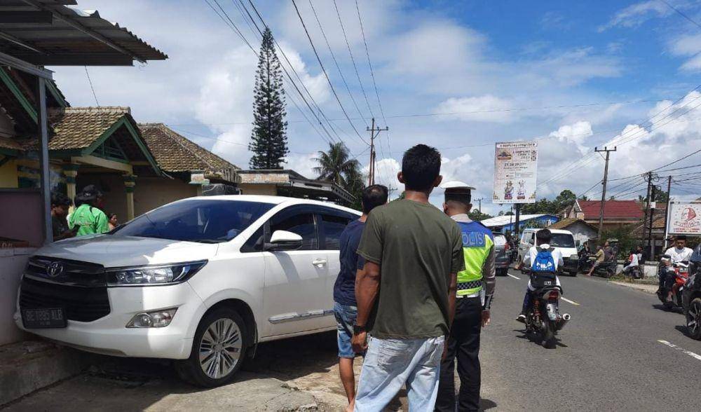 Kecelakaan terjadi di Jalan Lintas Barat (Jalinbar) Pekon Gisting Atas, Kecamatan Gisting Kabupaten Tanggamus, Selasa (15/12/2021). (Dok Polres Tanggamus).