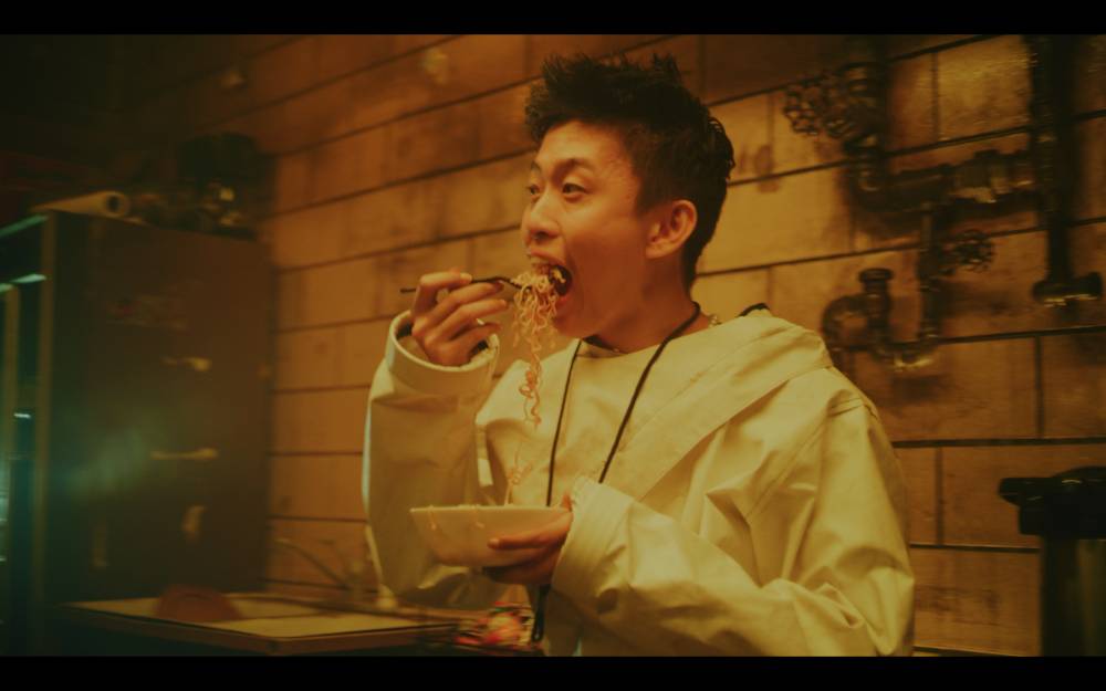 Rich Brian menikmati Indomie (IDN Times/Indomie)