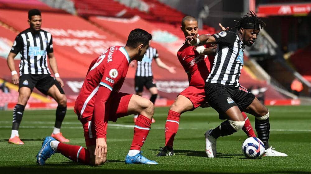Pemain Newcastle United berduel dengan pemain Liverpool. (premierleague.com)