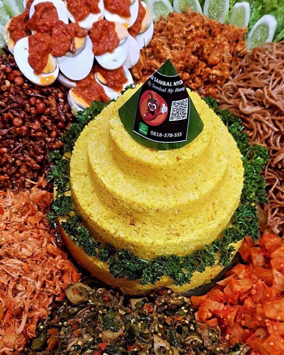 Nasi kuning (instagram.com/nasisambalnyonya)
