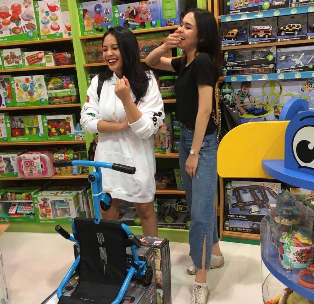 potret Laura Anna dengan rekan artis (instagram.com/edlnlaura)