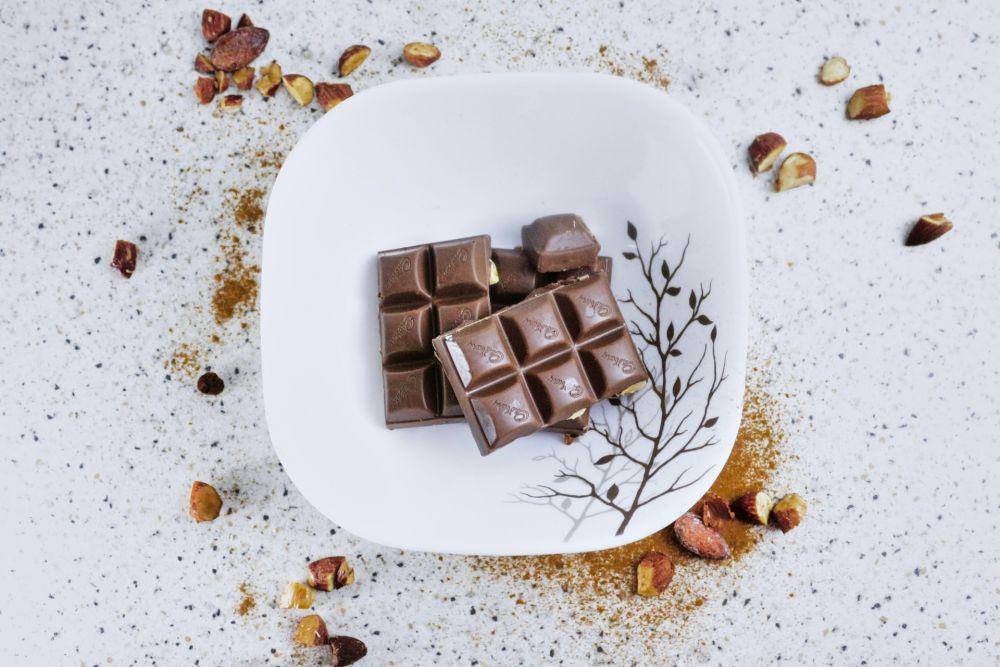 ilustrasi coklat batang yang siap dikonsumsi (unsplash.com/Burhanuddin Rabbani)
