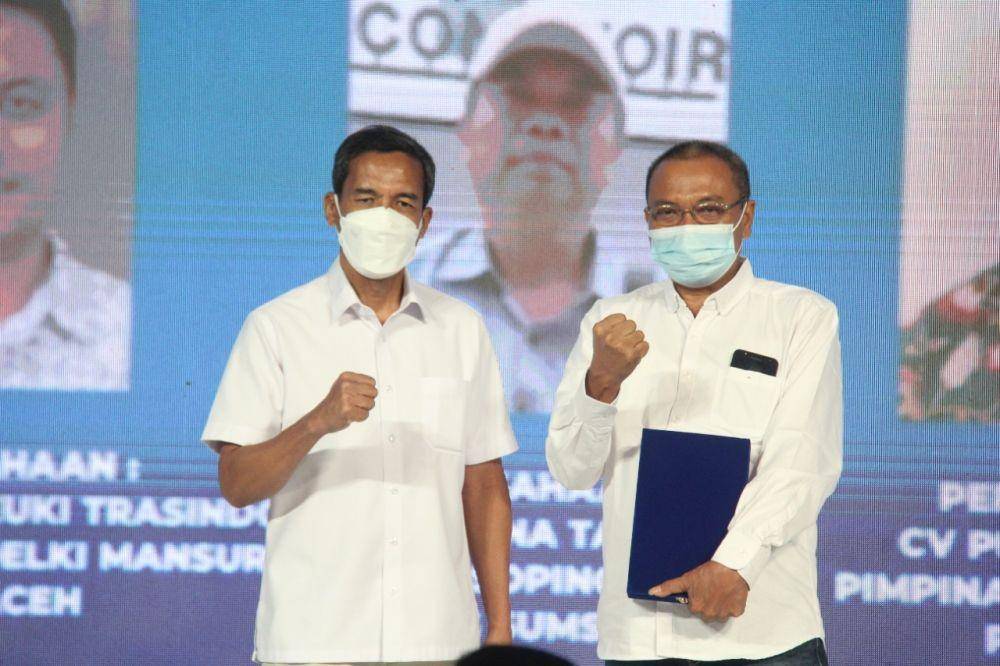 Wakil Direktur Utama Pupuk Indonesia, Nugroho Christijanto, dan Direktur Pemasaran Pupuk Indonesia, Gusrizal menyaksikan langsung penandatanganan SPJB pupuk subsidi. (Dok. Pupuk Indonesia)