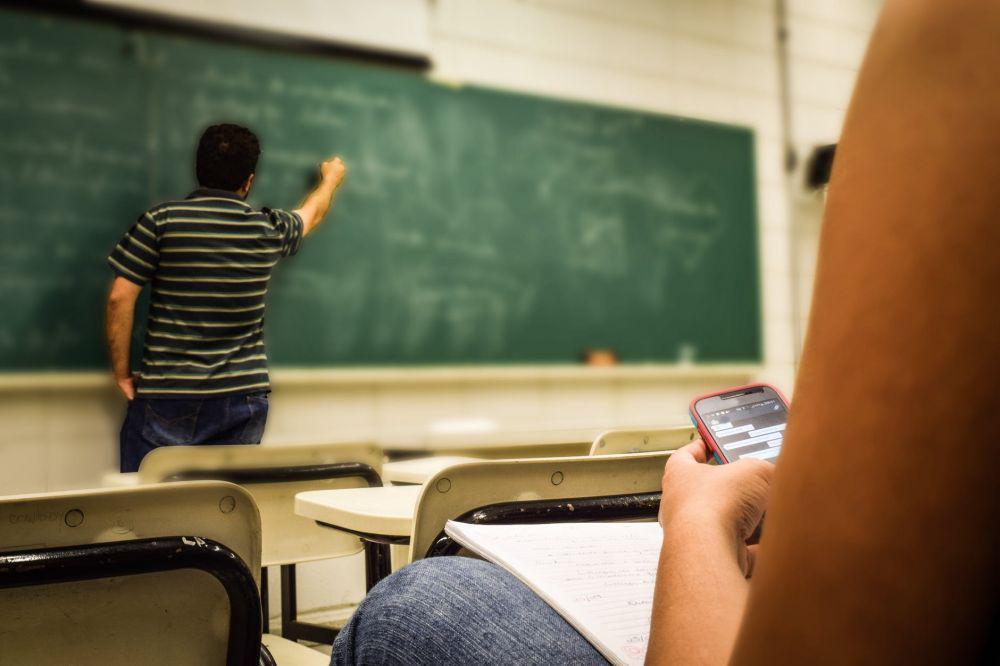 ilustrasi siswa menggunakan ponsel di kelas (pexels.com/@pixabay)