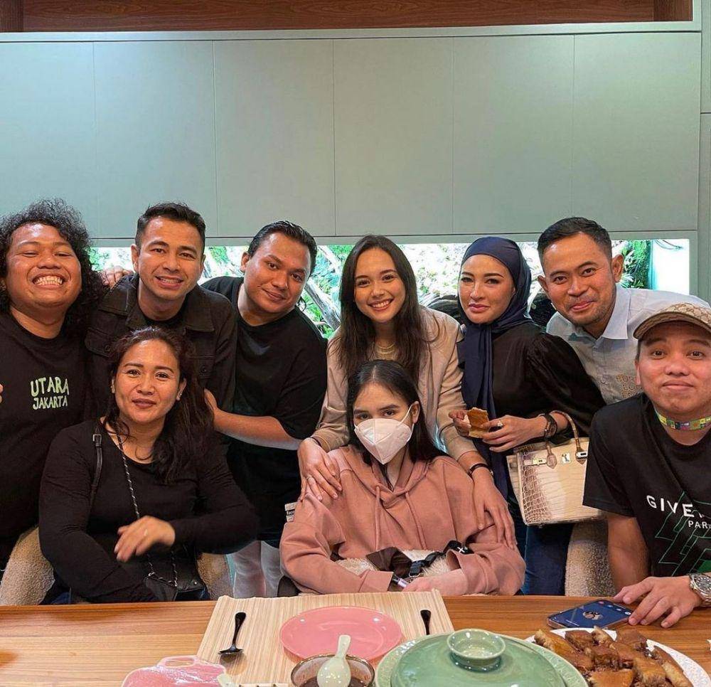 potret Laura Anna dengan rekan artis (instagram.com/edlnlaura)