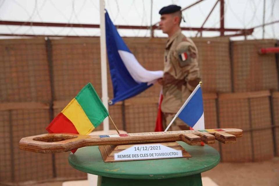 Upacara penyerahan pangkalan militer Timbuktu oleh Prancis kepada Mali pada Selasa 14/12/2021. (twitter.com/Rida Lyammouri)