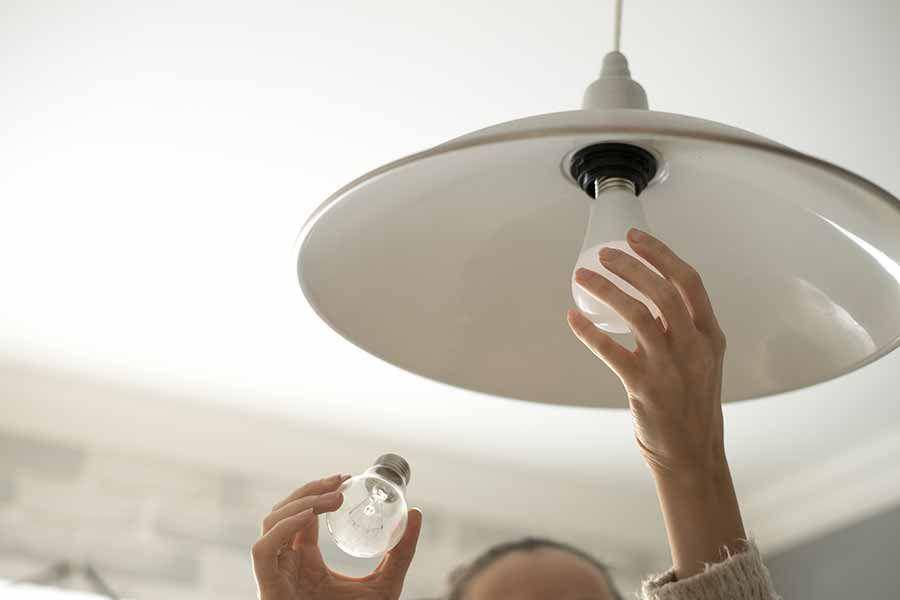 ilustrasi pasang lampu (homeserve.com)
