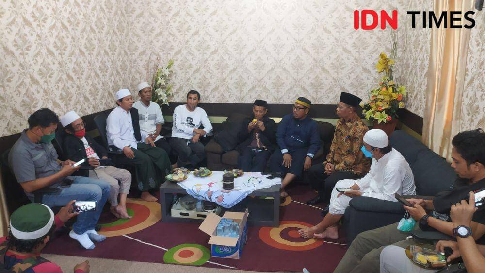 Gabungan aktivis Islam menemui Kanwil Kemenag di kantornya di Jalan Nuri Makassar, Rabu (15/12/2021). IDN Times/Asrhawi Muin