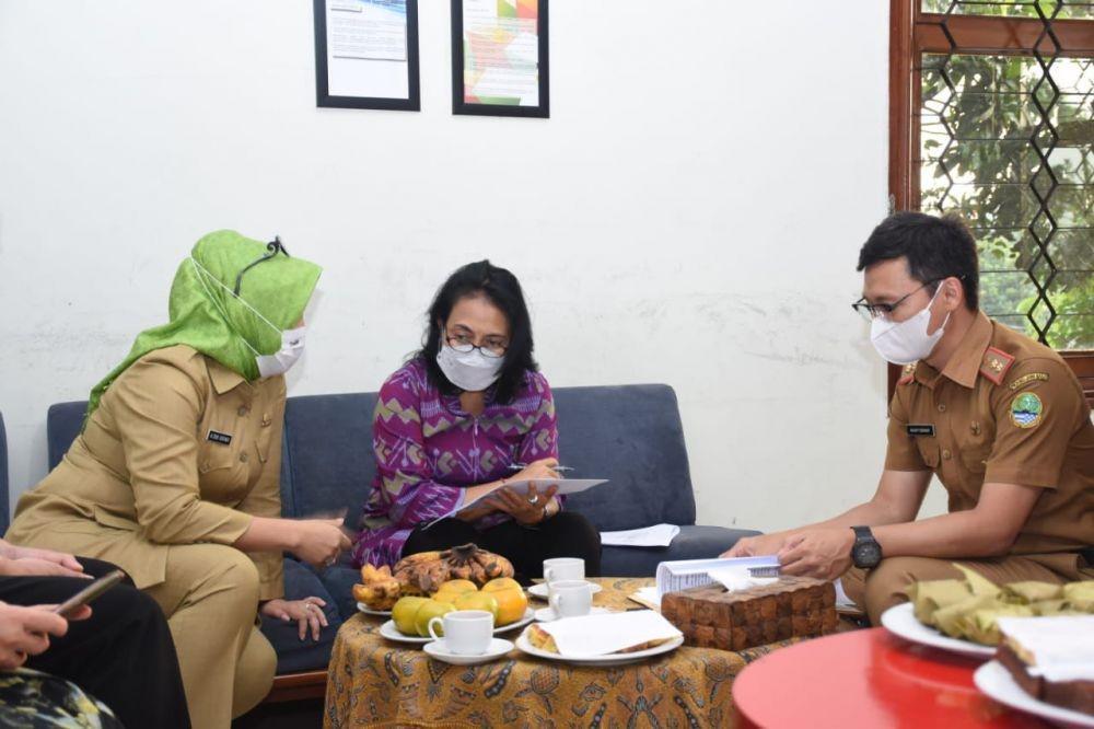 Menteri Pemberdayaan Perempuan dan Perlindungan Anak (PPPA), Bintang Puspayoga melakukan kunjungan dan dialog dengan korban kekerasan seksual di Bandung, Senin (13/12/2021). (dok. KemenPPPA)