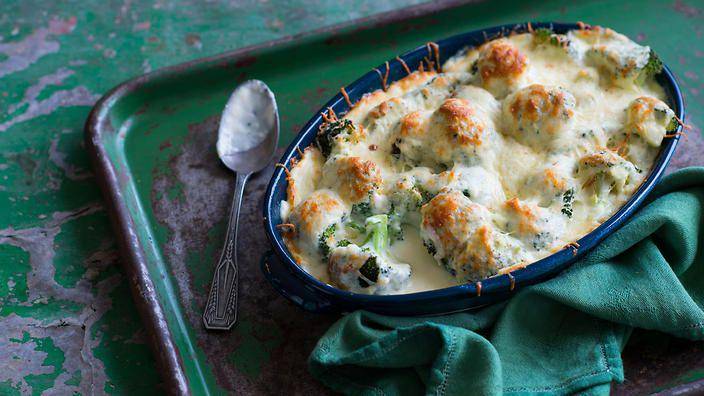 ilustrasi broccoli bechamel bake (sbs.com.au/Maria Benardis)