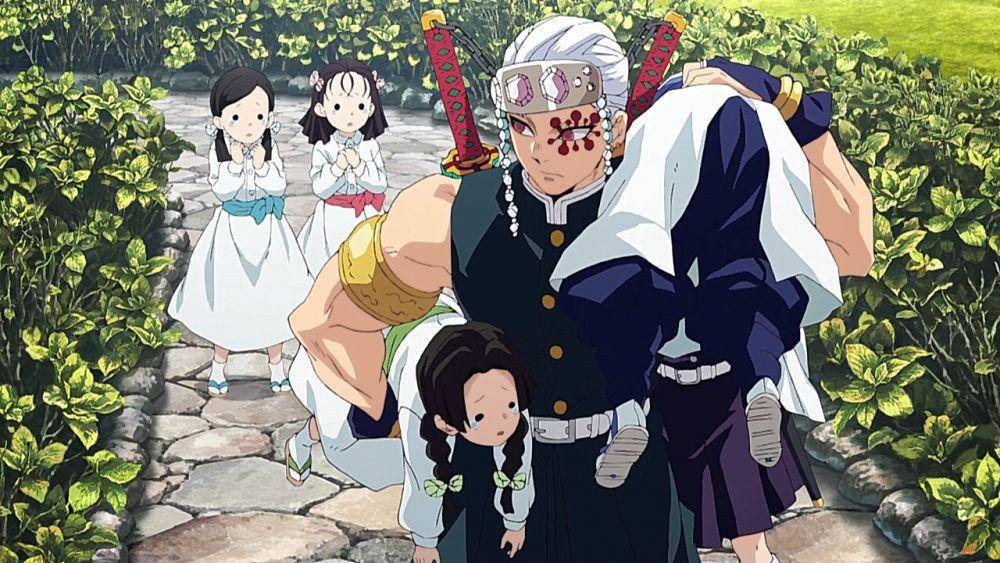 Tengen membawa Aoi dan Naho. (dok. Studio Ufotable/Demon Slayer Season 2)