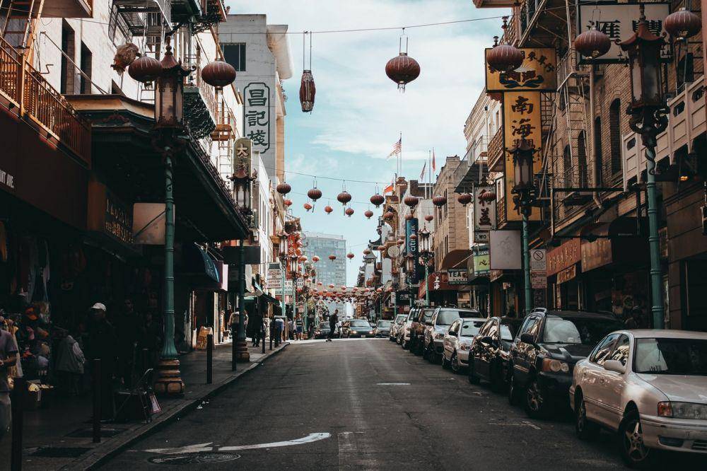 suasana di tengah kota [Pexels.com/Vincent Gerbouin]