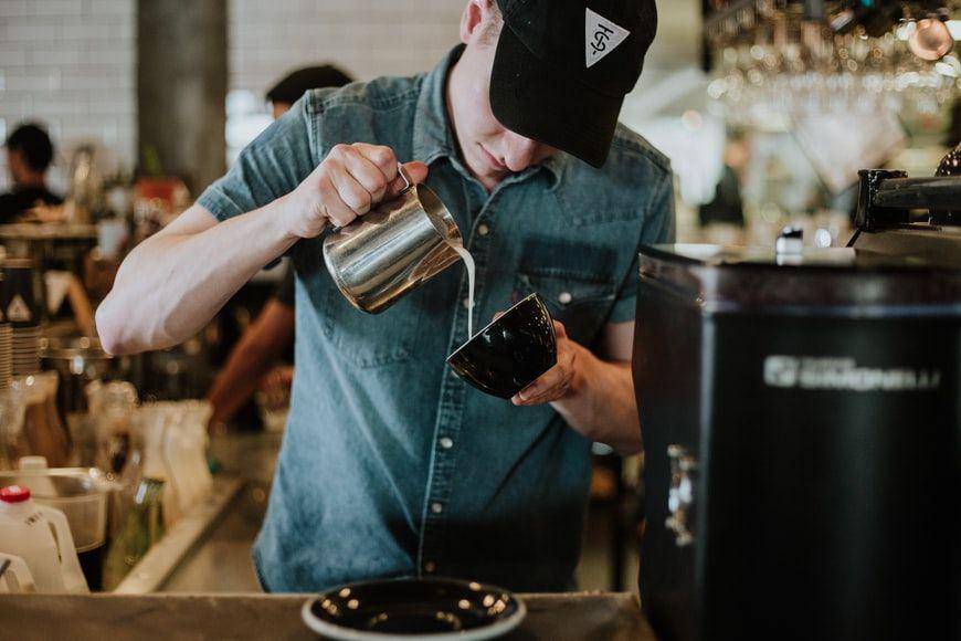 ilustrasi seorang barista (Unsplash.com/ Jennifer Bedoya)