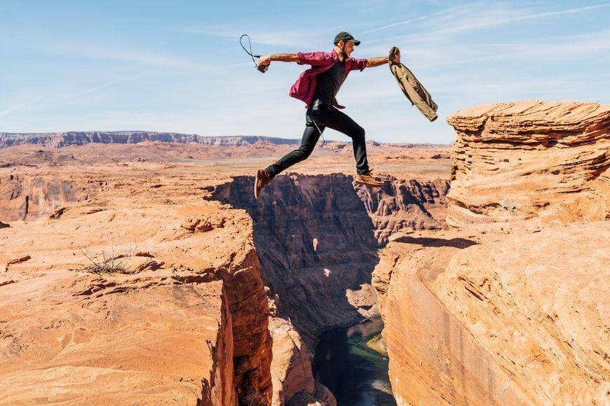 ilustrasi seorang pria mencari inspirasi ( Unsplash.com/ Alex Radelich)