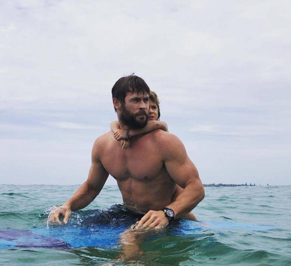 Chris Hemsworth bersama anak (instagram.com/chrishemsworth)