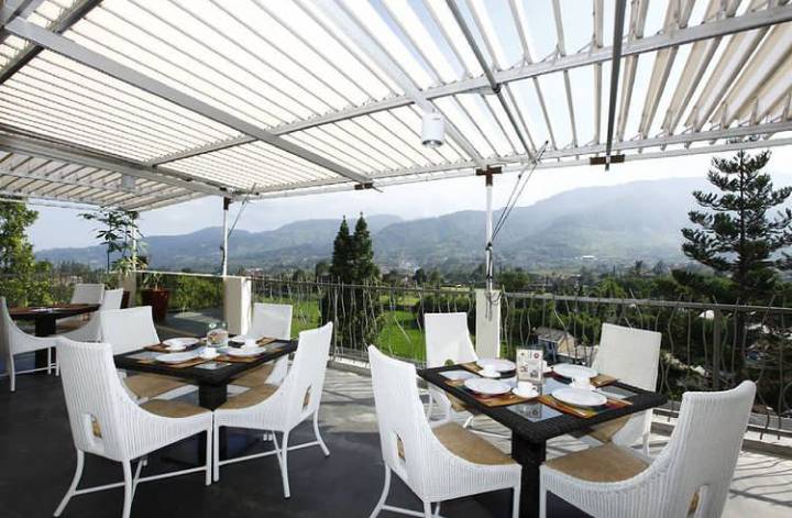 Sky Garden Resto (instagram.com/royalsafari_garden)
