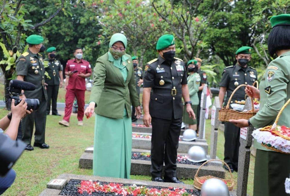 Kepala Staf TNI Angkatan Darat (KSAD) Jenderal Dudung Abdurachman ketika berziarah ke TMP Kalibata dalam rangka Hari Juang Kartika (www.instagram.com/@tni_angkatan_darat)