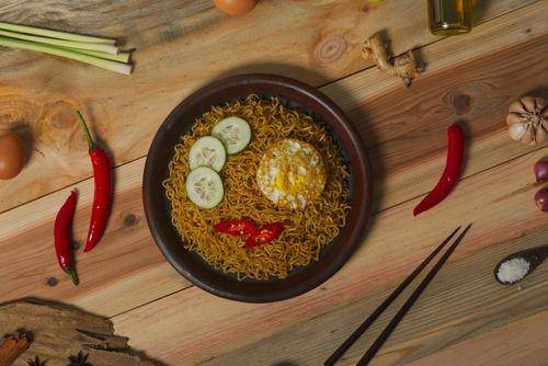 Ilustrasi Indomie Goreng dengan bahan tambahan (Shutterstock/senengmotret)