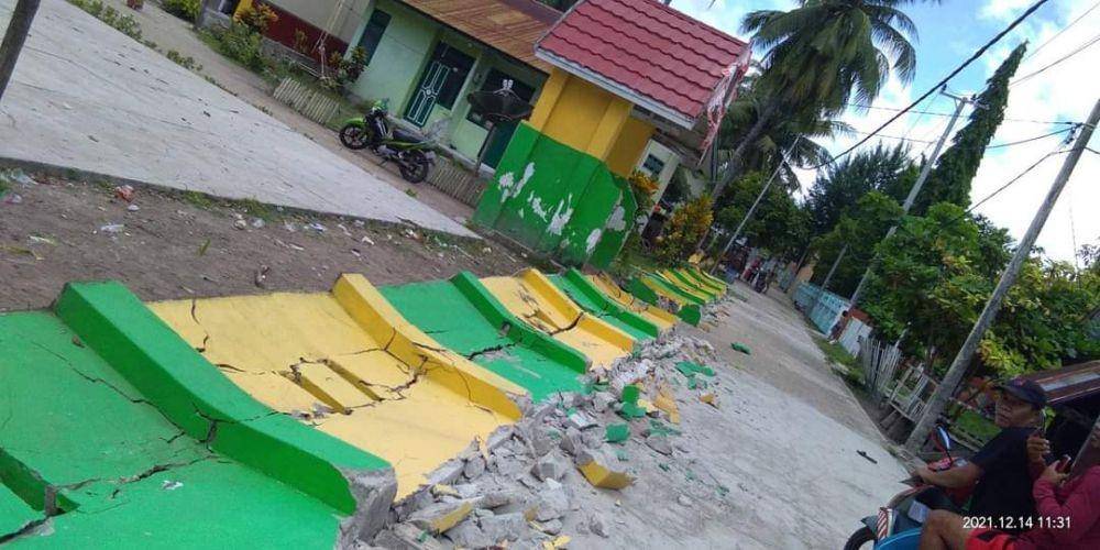 Rumah rusak akibat gempa bumi dengan kekuatan 7,4 magnitudo yang berpusat di Nusa Tenggara Timur pada 14 Desember 2021 (Dokumentasi BNPB)