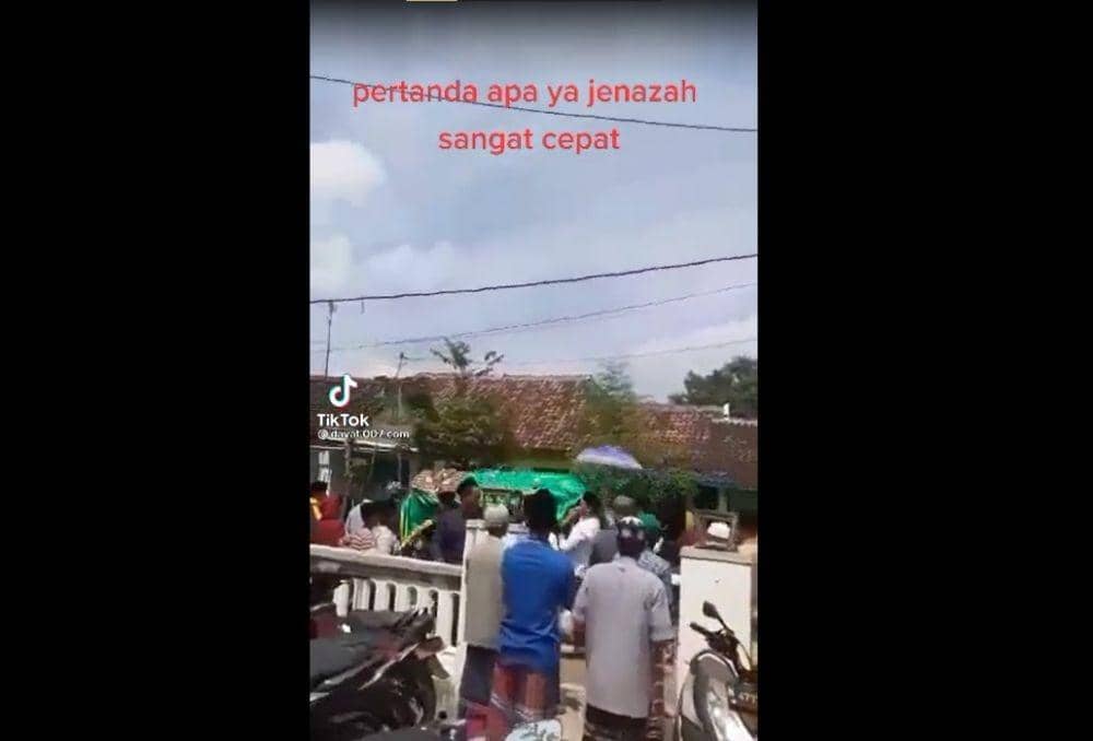 Viral, Warga Gotong Keranda Jenazah Sambil Lari Saking Entengnya