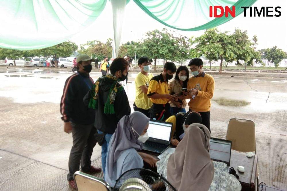 Uji coba penonton Liga 2 di Stadion Pakansari. (IDN Times/Sandy Firdaus)