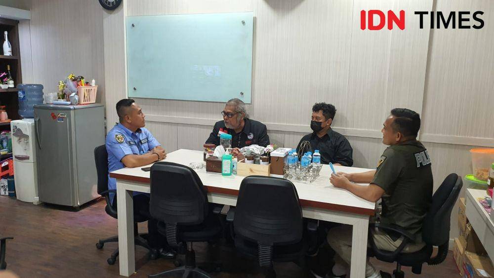Arist Merdeka Sirait saat berkoordinasi dengan Satreskrim Polres Metro Depok terkait kasus pencabulan. (IDNTimes/Dicky)
