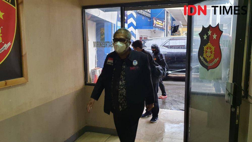 Arist Merdeka Sirait saat memasuki ruangan reskrim Polres Metro Depok. (IDNTimes/Dicky)