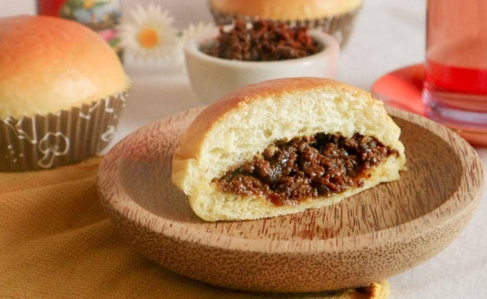 Roti baso ayam (instagram.com/nomnombake_)