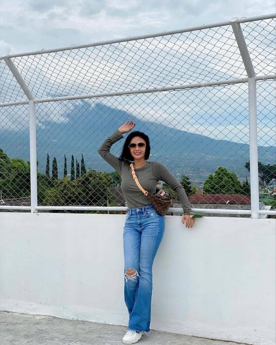 potret Yuni Shara pakai celana jeans (instagram.com/yunishara36)