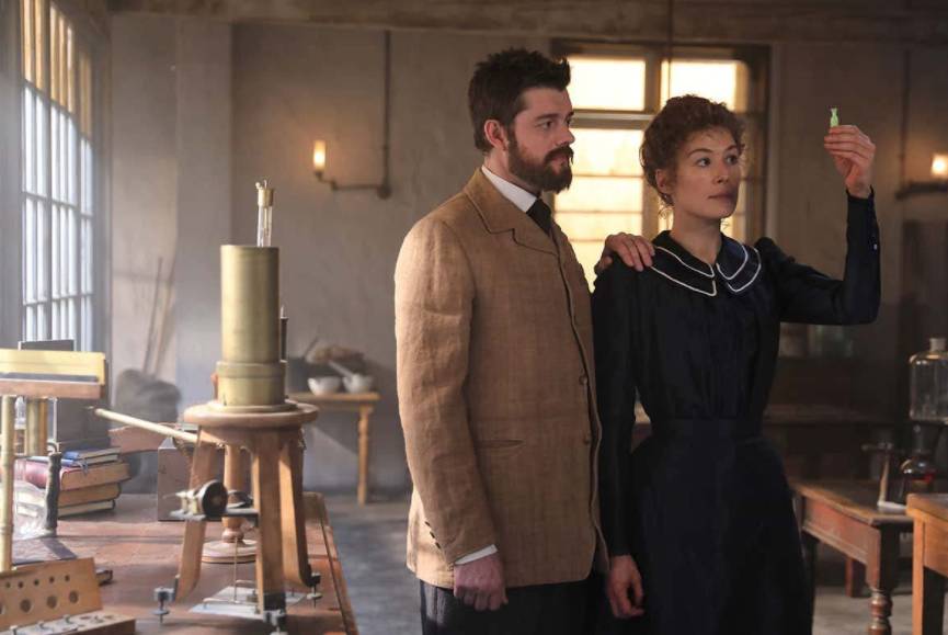 Madame Curie dalam film Radioactive (dok. Working Title Films/Radioactive)