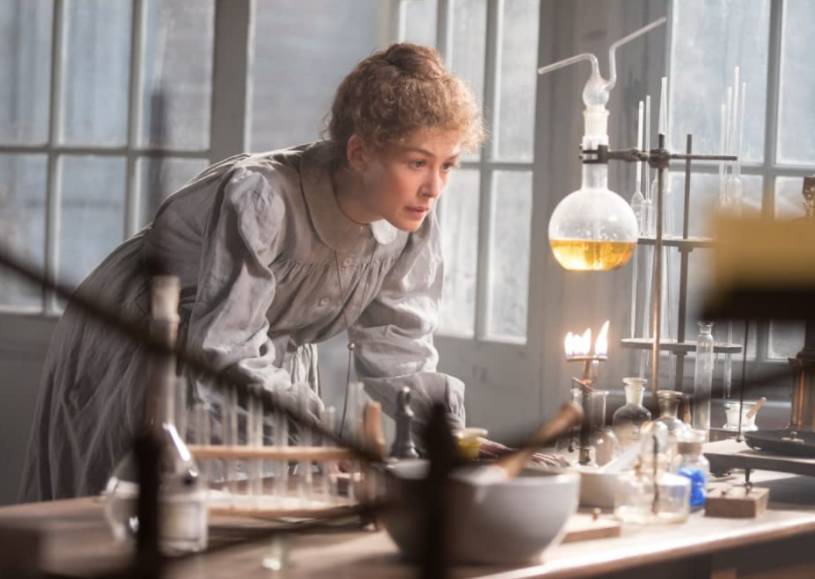 Madame Curie dalam film Radioactive (dok. Working Title Films/Radioactive)