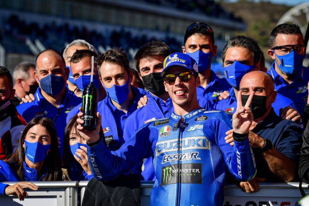 Joan Mir berfoto bersama para kru Suzuki Ecstar di GP Algarve. (motogp.com)