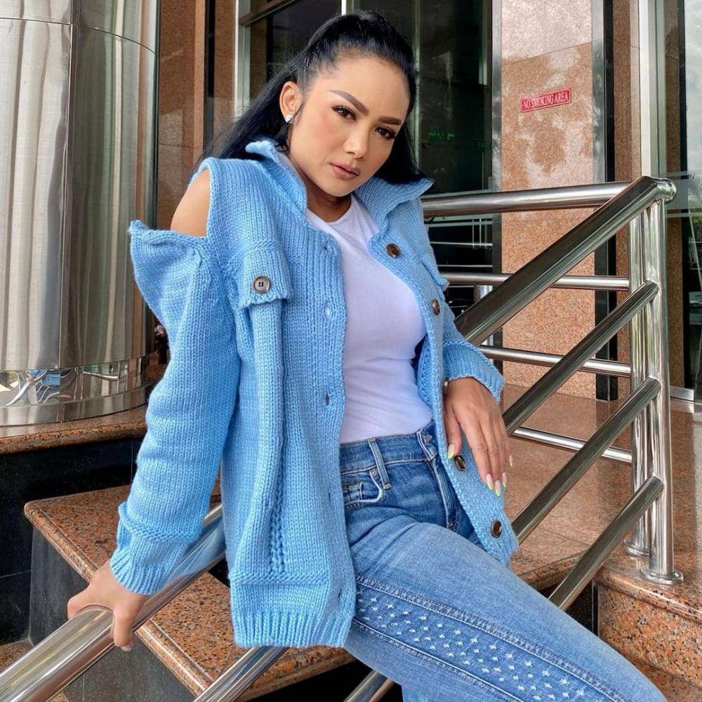 potret Krisdayanti pakai celana jeans (instagram.com/krisdayantilemos)