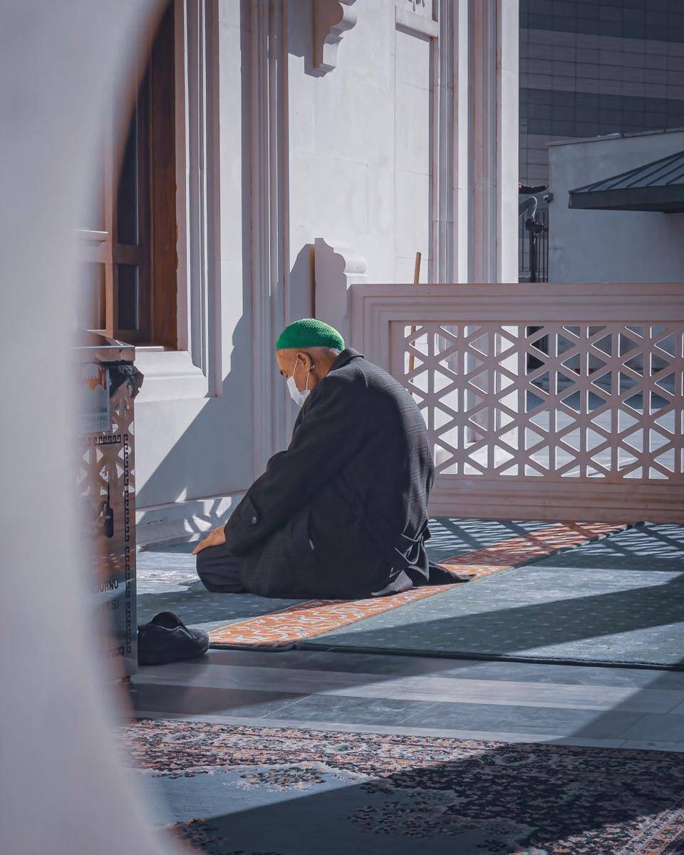 ilustrasi orang sedang salat (unsplash.com/Imad Alassiry)
