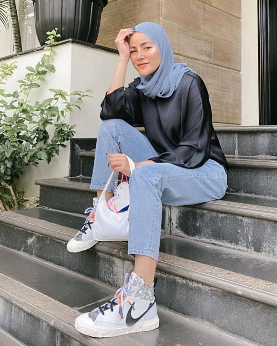 potret Olla Ramlan pakai celana jeans (instagram.com/ollaramlan)