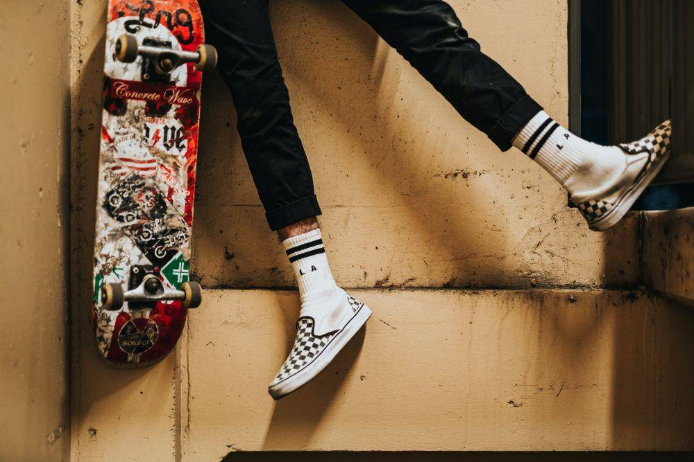 Ilustrasi sepatu sneakers (unsplash.com/Devin Avery)