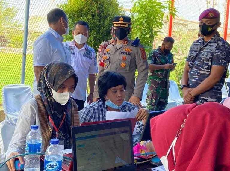 Kalapas Narkotika Langkat Alex dan Kapolres AKBP Danu Pamungkas Totok, meninjau langsung jalannya vaksinasi dalam lapas (IDN Times/ istimewa)