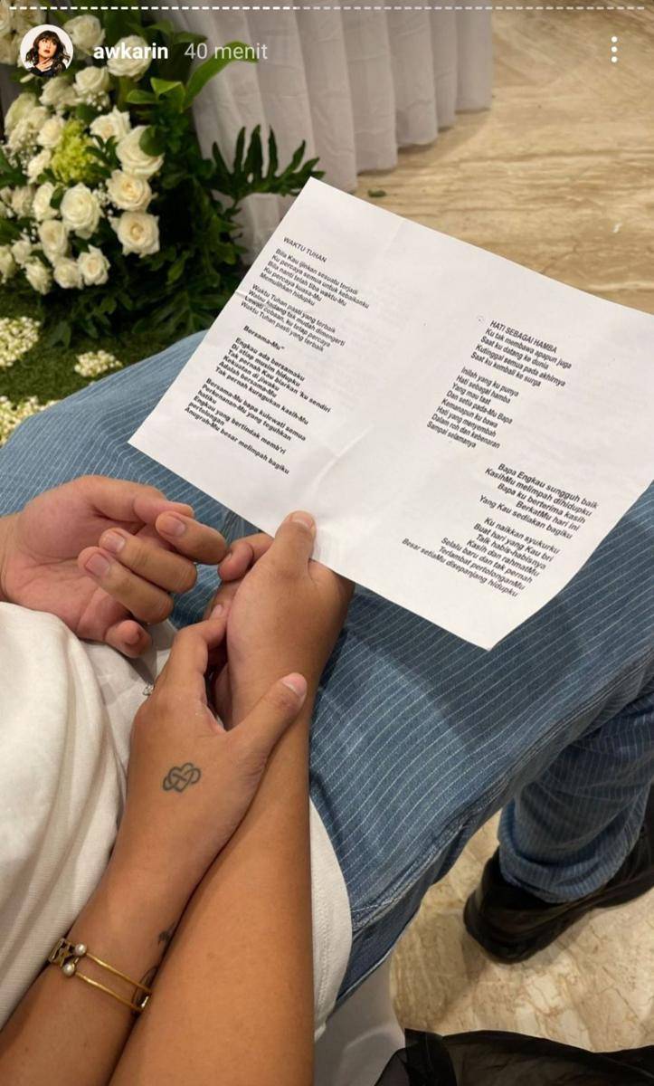 prosesi tutup peti Laura Anna (instagram.com/awkarin)