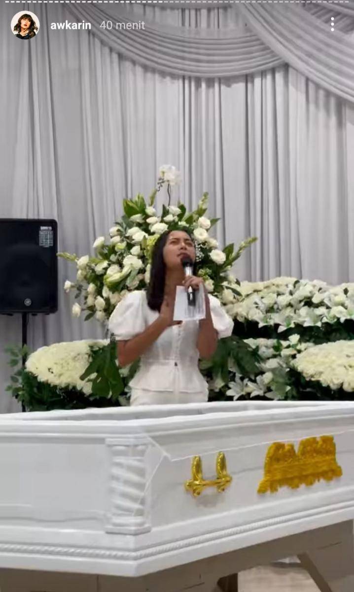 prosesi tutup peti Laura Anna (instagram.com/awkarin)