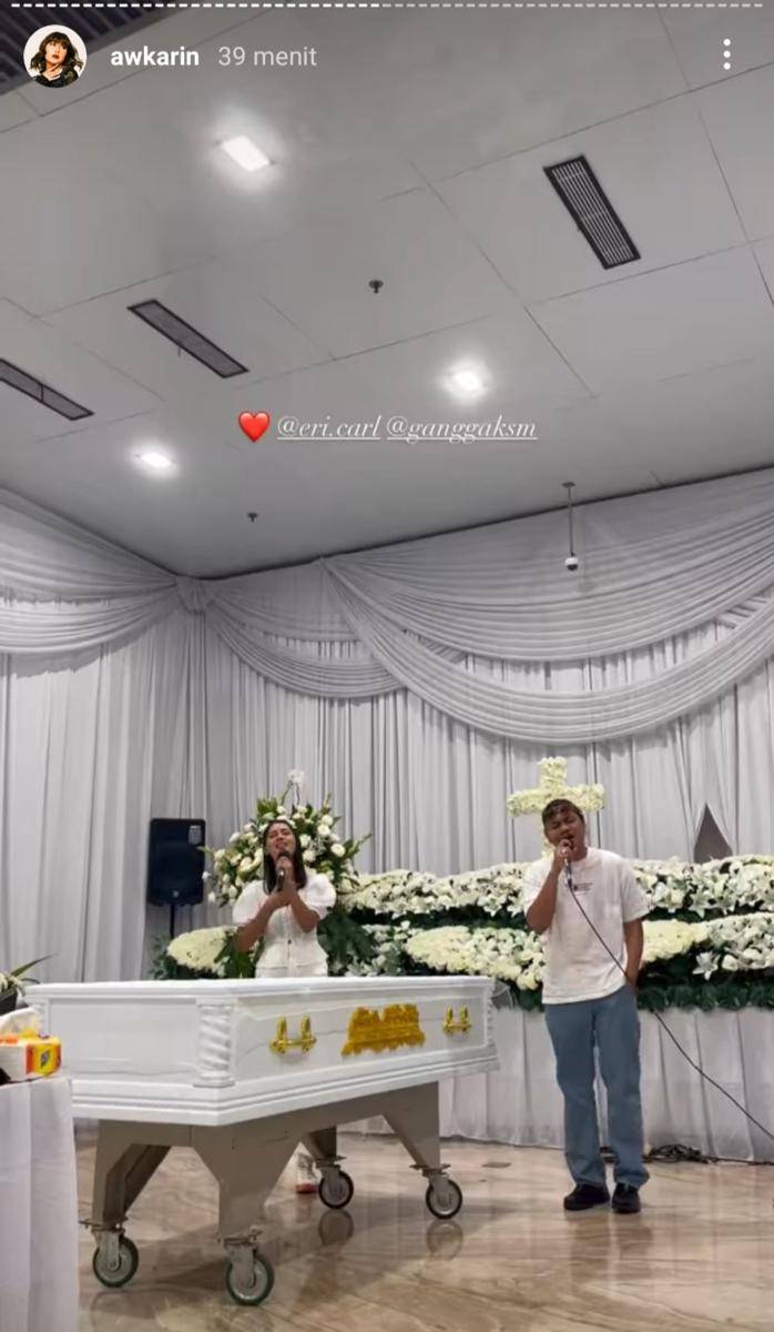 prosesi tutup peti Laura Anna (instagram.com/awkarin)